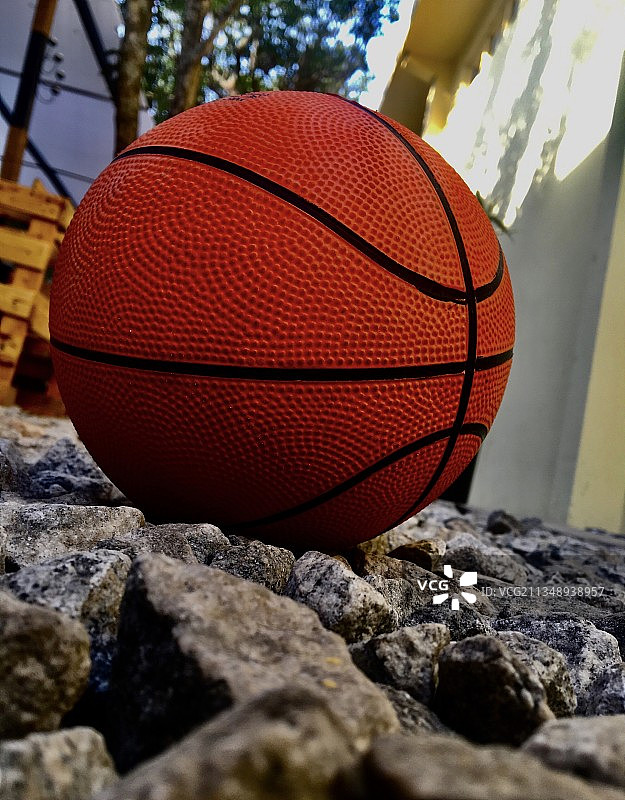 挡土墙上的篮球特写图片素材