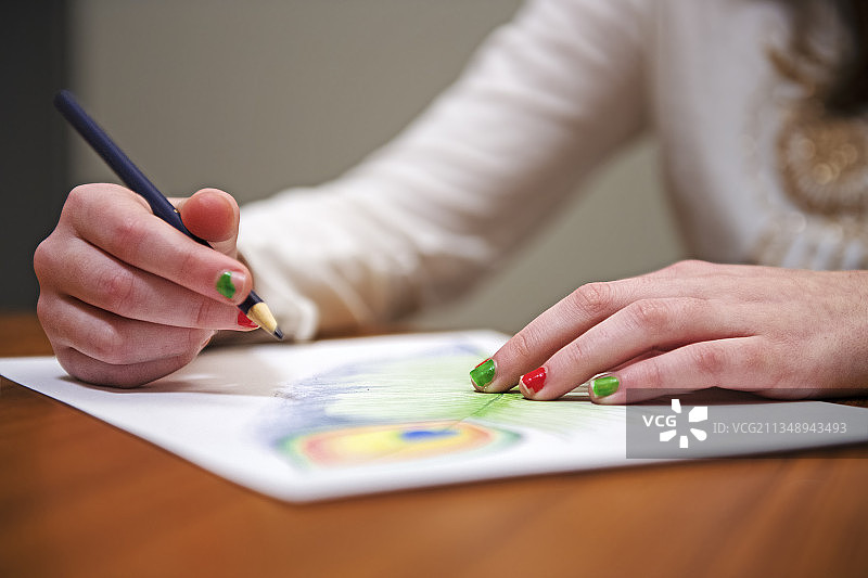 女子在桌旁纸上绘画，加拿大安大略省渥太华图片素材