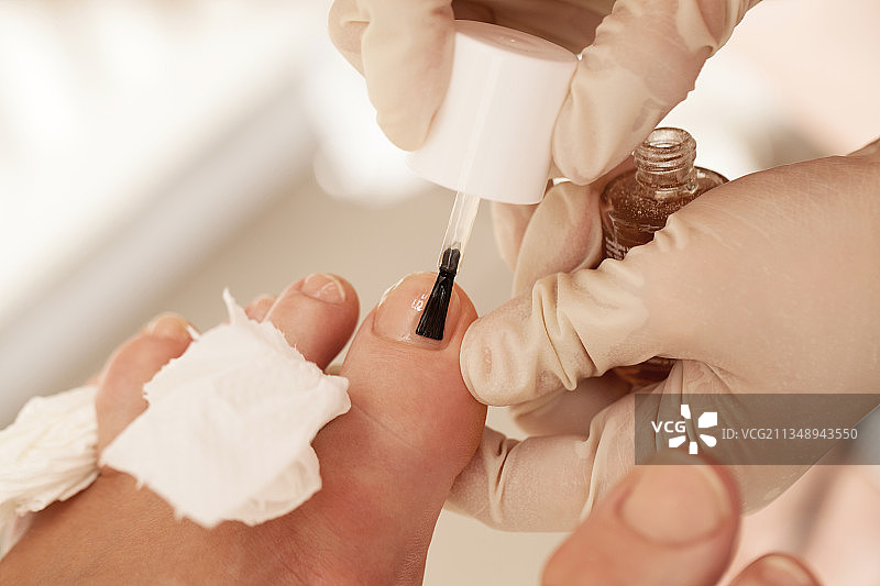 医生在医院为病人注射图片素材