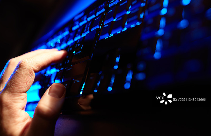 男人使用数位板的局部照片图片素材