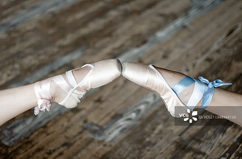 芭蕾舞演员在硬木地板上练习芭蕾舞的下半身照片图片素材