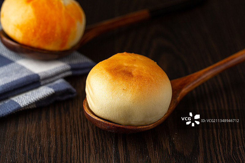 美味小食品——板栗小面包特写图片素材