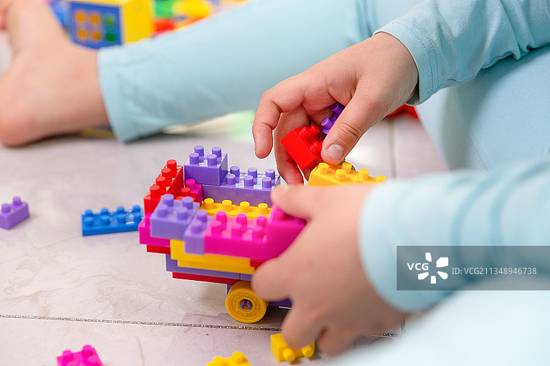 周末小孩子在家拼玩具特写图片素材
