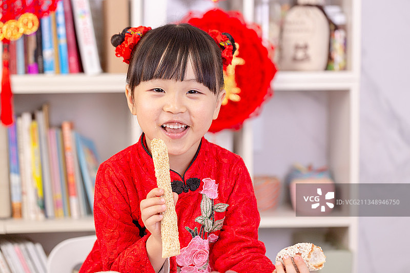 吃芝麻酥糖的中国小女孩图片素材
