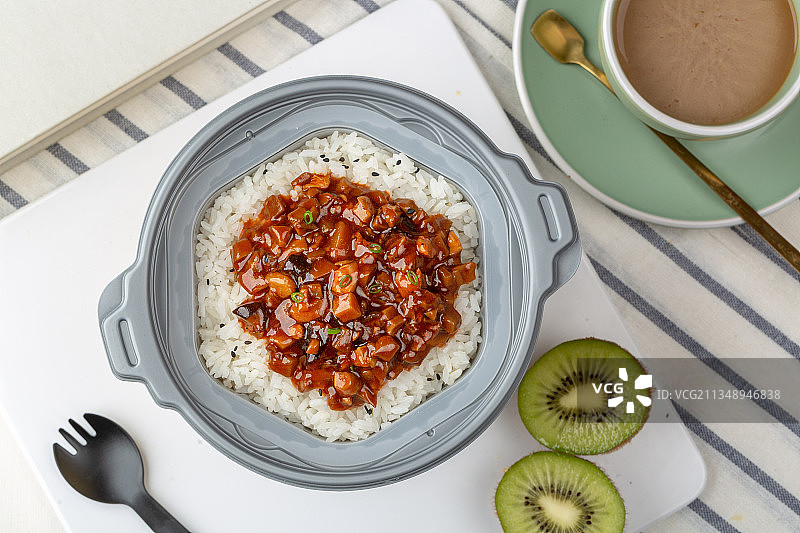 快餐美食——自热煲仔饭图片素材