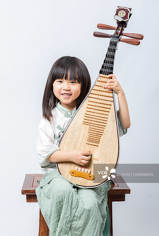 抱琵琶的古装小女孩图片素材