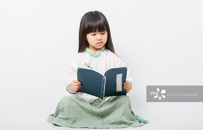 穿汉服看书的中国小女孩图片素材