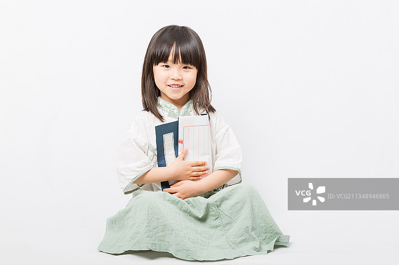 穿汉服看书的中国小女孩图片素材