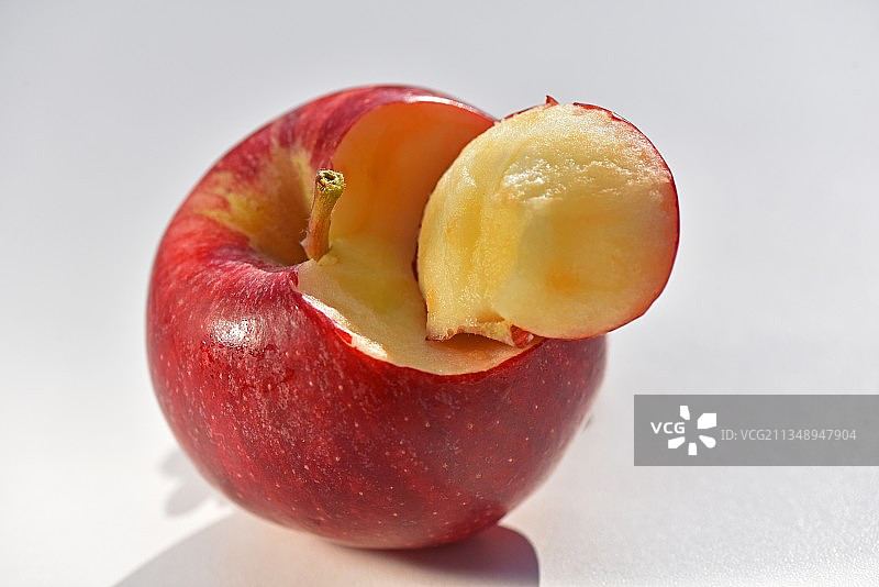 法国蒙卡雷白色背景下的湿苹果特写图片素材