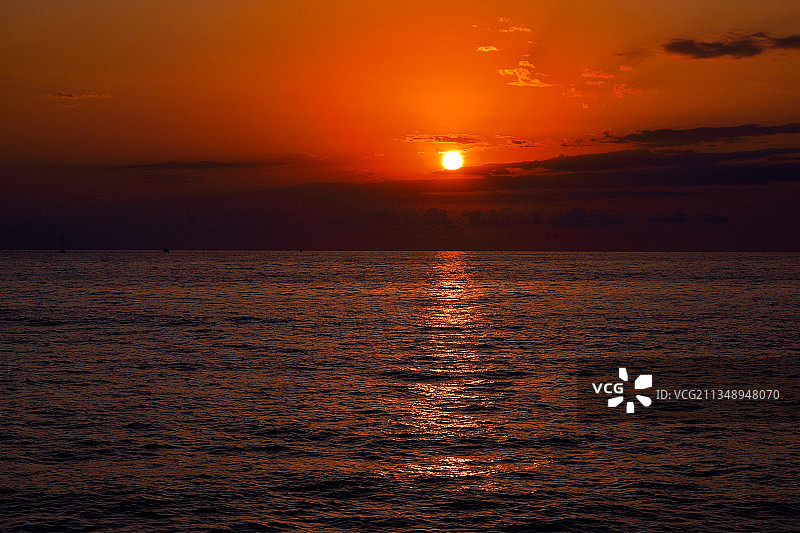 意大利墨西拿利帕里橙色天空下的海景图片素材