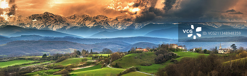 皇后镇卓越山和箭镇的自然风光全景，新西兰南岛图片素材