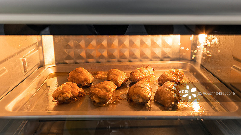 烤箱中美味的烤鸡翅特写图片素材
