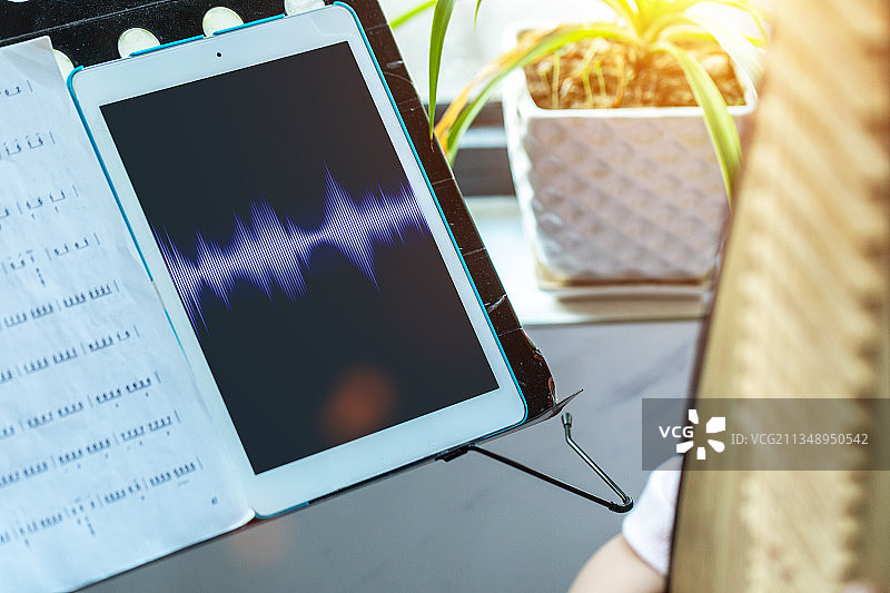 谱架上的平板电脑录音特写图片素材