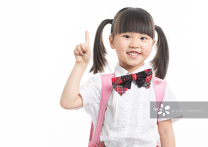 白色背景前穿校服的一年级小学生图片素材