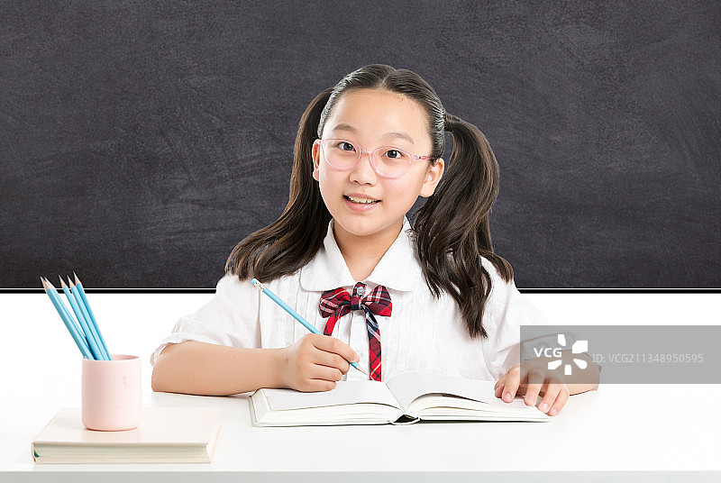 小学女生看书学习图片素材