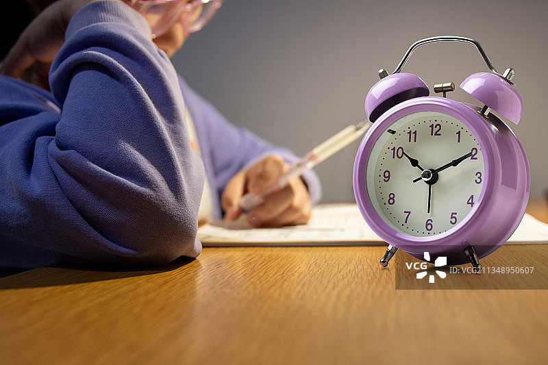 晚上写作业的中国小学生图片素材