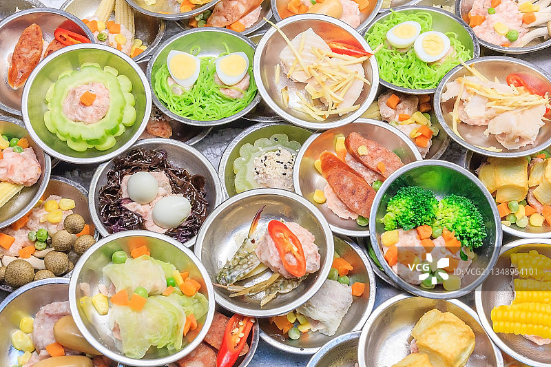 高视角桌上碗装各种食物图片素材