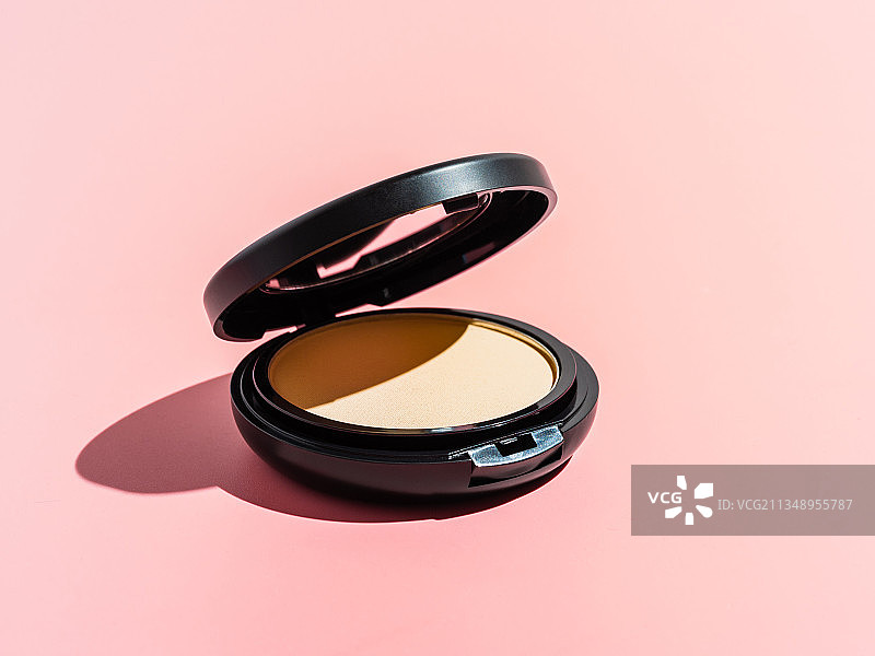 粉红色背景下的美容产品高角度视图图片素材