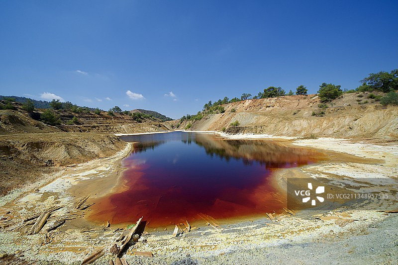 蓝天映衬下的湖景图片素材