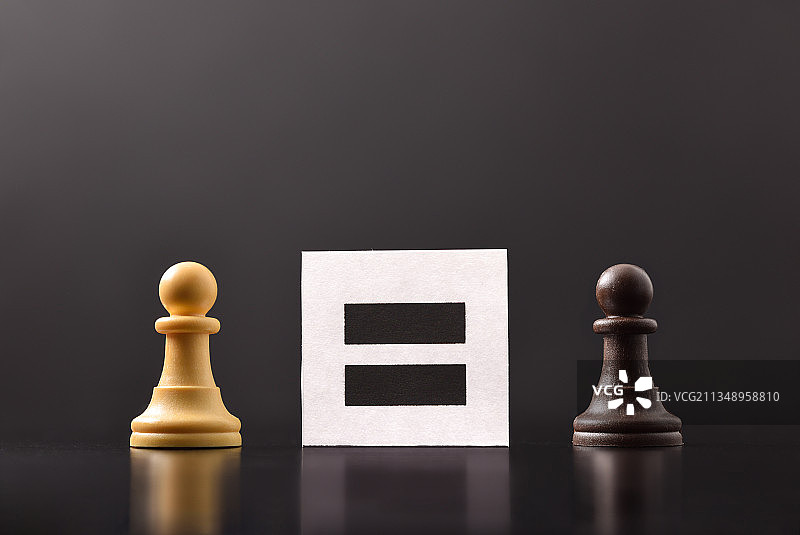 黑色背景下的国际象棋棋子特写图片素材
