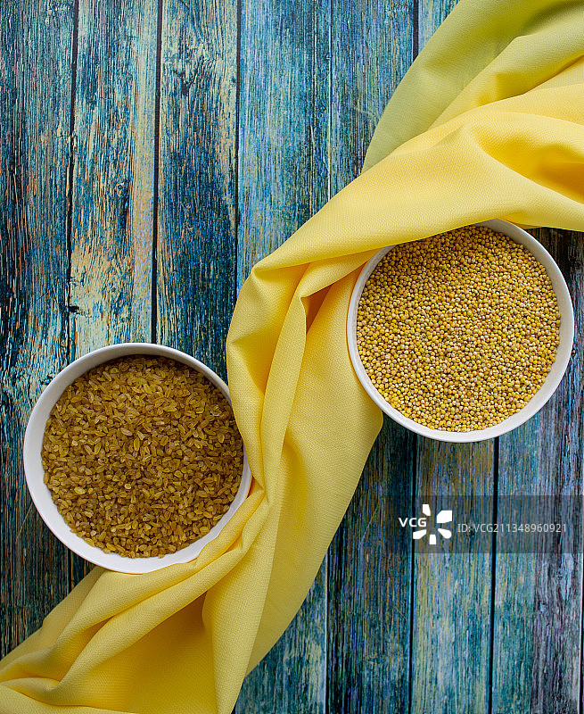 直接上方拍摄的食物在碗上的桌子图片素材