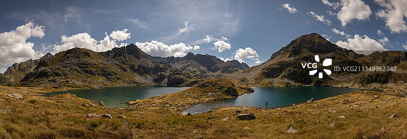 法国丰塔真特斯湖的湖泊山脉天空全景图片素材
