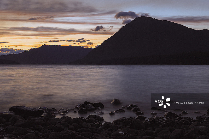 华盛顿州韦纳奇湖州立公园的日落海山风光图片素材