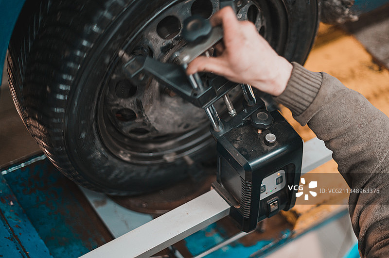修理汽车车轮的机械师图片素材