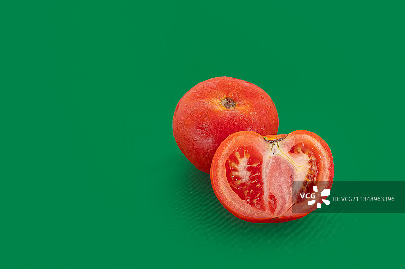 绿色背景下的番茄特写图片素材