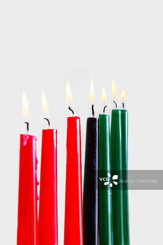 白色背景下的发光蜡烛特写图片素材