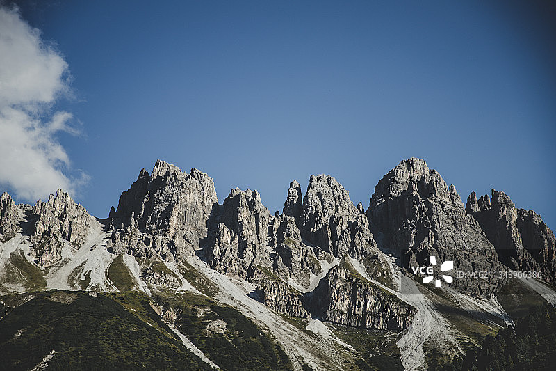 仰视晴朗蓝天下的雪山，蒂鲁帕蒂，安得拉邦，印度图片素材
