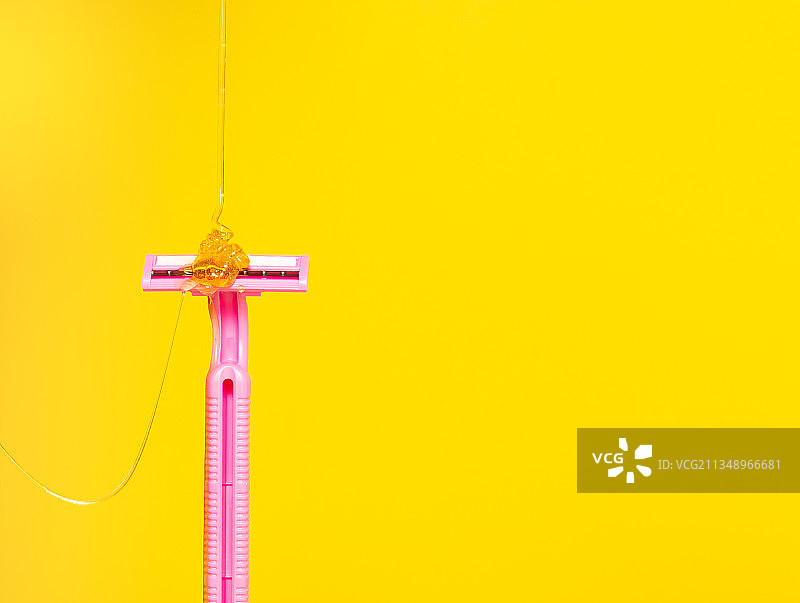 脱毛用糖浆流在剃刀上图片素材