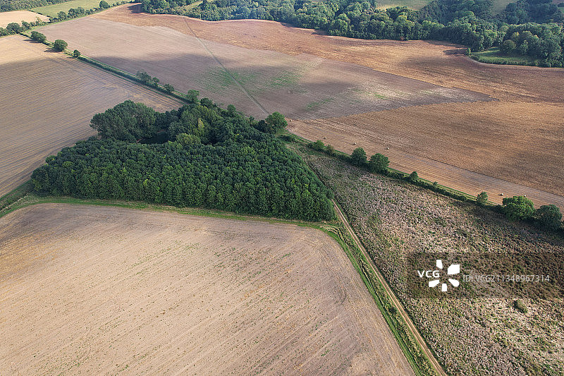 英国哈灵顿的农田高角度景观图片素材