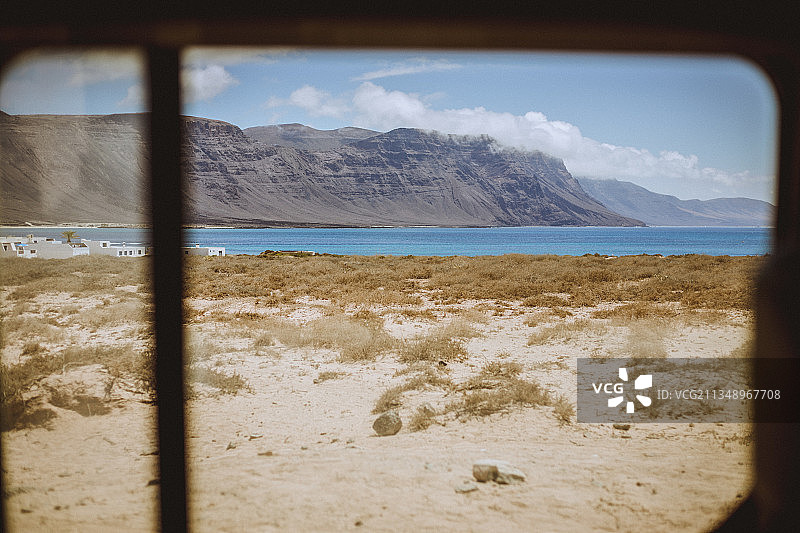 透过窗户看海景图片素材