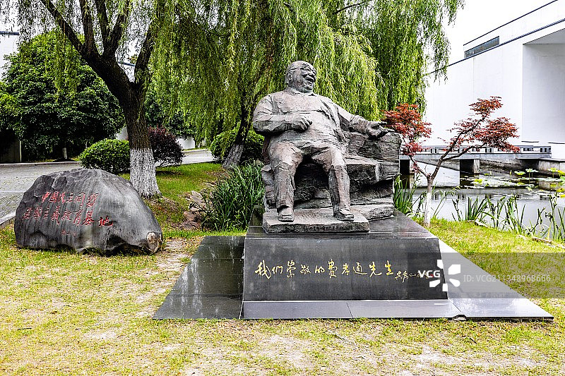 中国著名的社会学和人文学家费孝通先生，摄于费孝通江村纪念馆图片素材