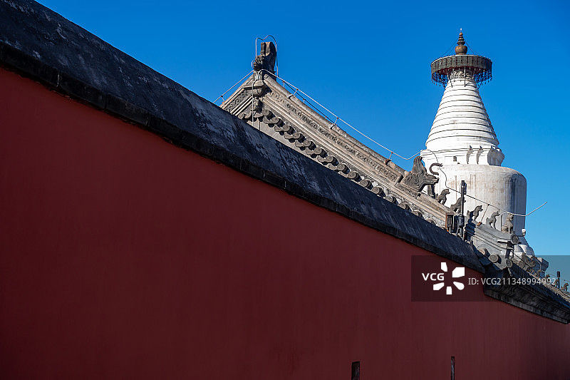 冬天里晴朗的天气，北京胡同里，蓝天下妙应寺的红墙白塔。图片素材