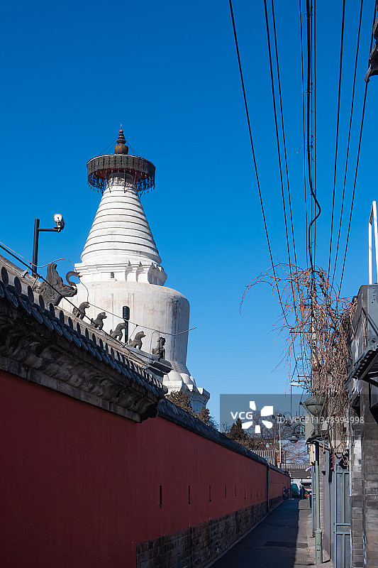 冬天里晴朗的天气，北京胡同里，蓝天下妙应寺的红墙白塔。图片素材