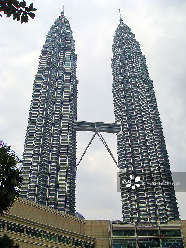 多云下的吉隆坡双子塔图片素材