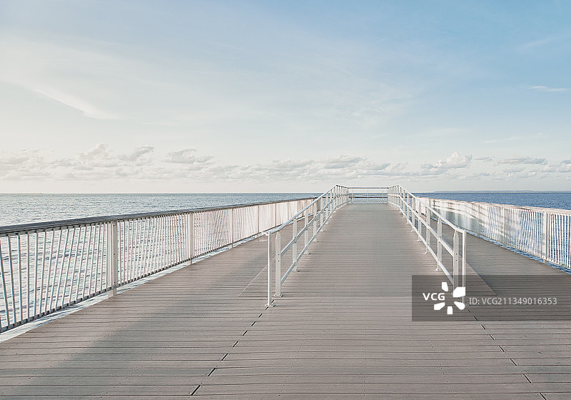 海面上码头的正面景观图片素材