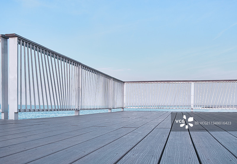 海边的木栈道，背景是晴朗的蓝天图片素材
