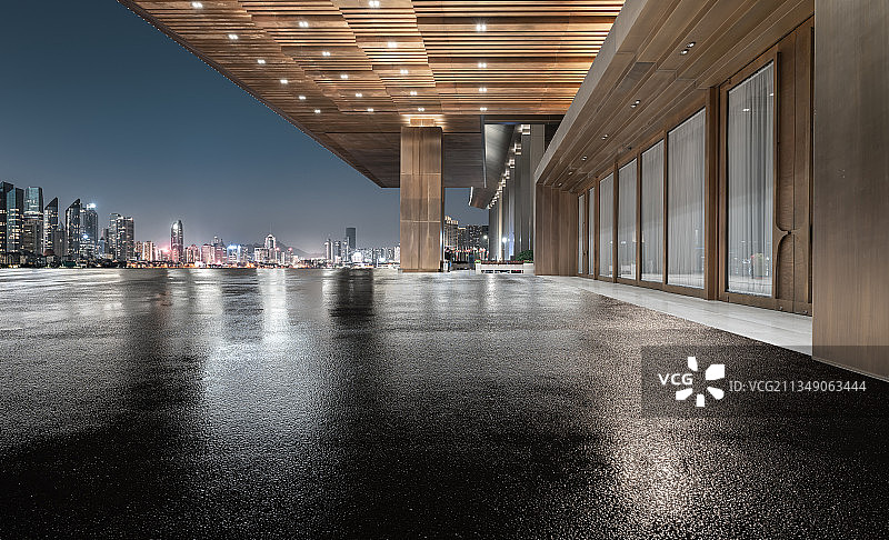 会议中心雨天夜景柏油路图片素材