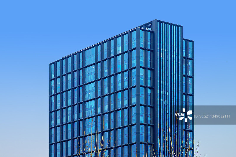 蓝天下的玻璃幕墙建筑物图片素材