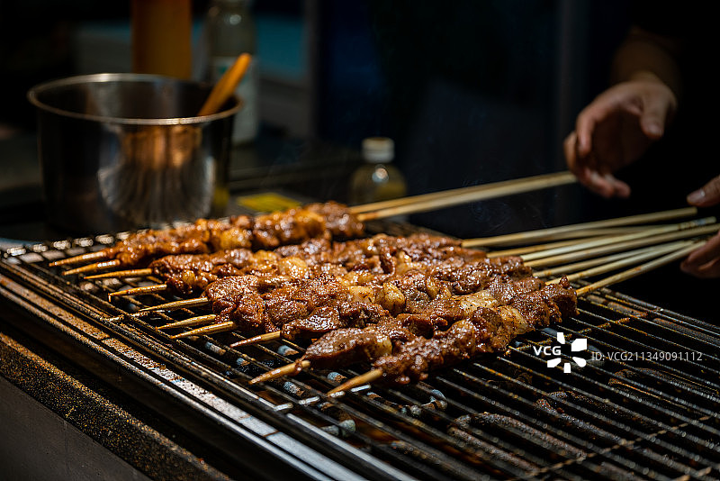 正在烤制的羊肉串图片素材
