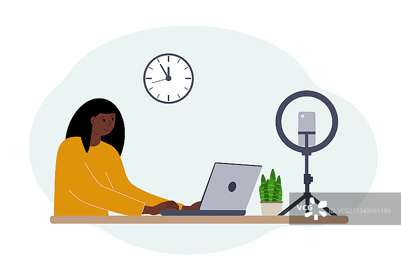 餐桌旁的女博主图片素材