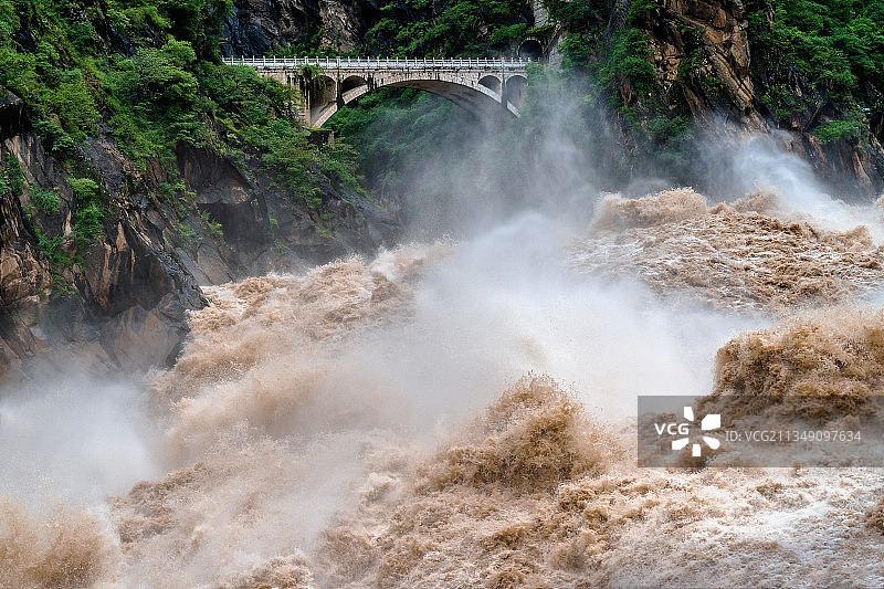 虎跳峡·咆哮图片素材