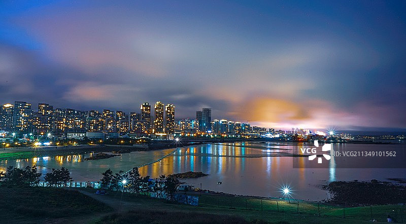 中国青岛崂山区小麦岛公园夜景图片素材