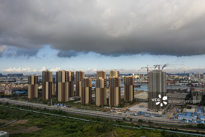 航拍阴云笼罩下的商品房楼盘图片素材