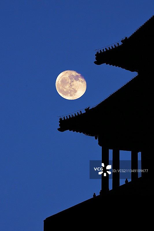 月上廊檐图片素材