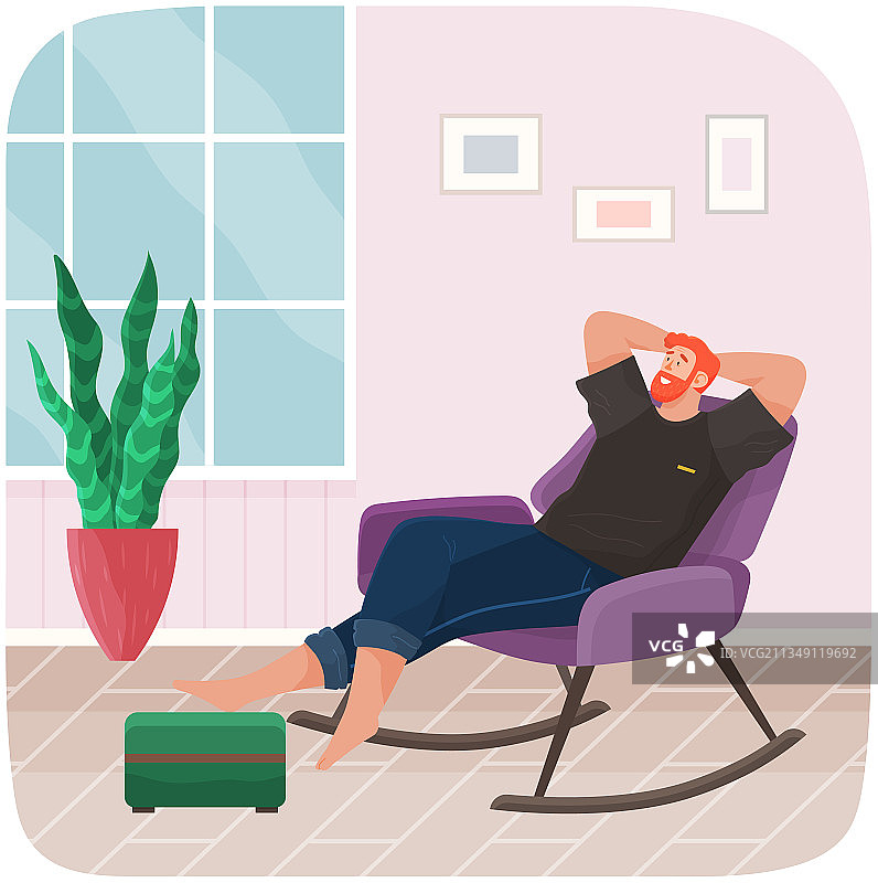 男人躺在公寓沙发上，年轻男子很开心图片素材