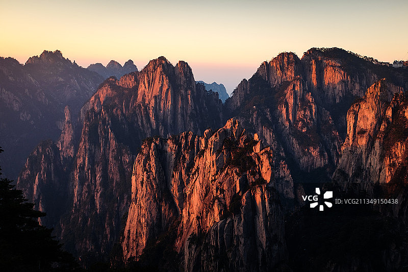 冬季安徽黄山西海大峡谷夕阳西照图片素材